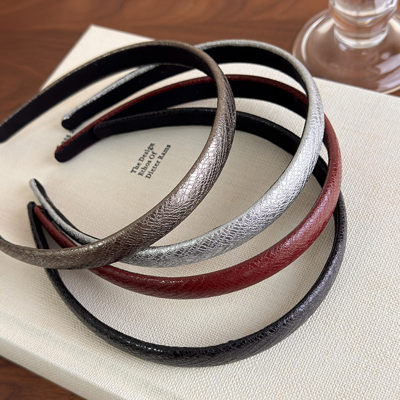 Tiara Fina de Couro Vermelho V - Leatherwork Rings avaliação e preço