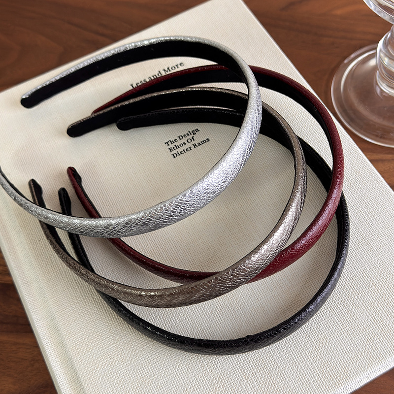 Tiara Fina de Couro Vermelho V - Leatherwork Rings avaliação e preço