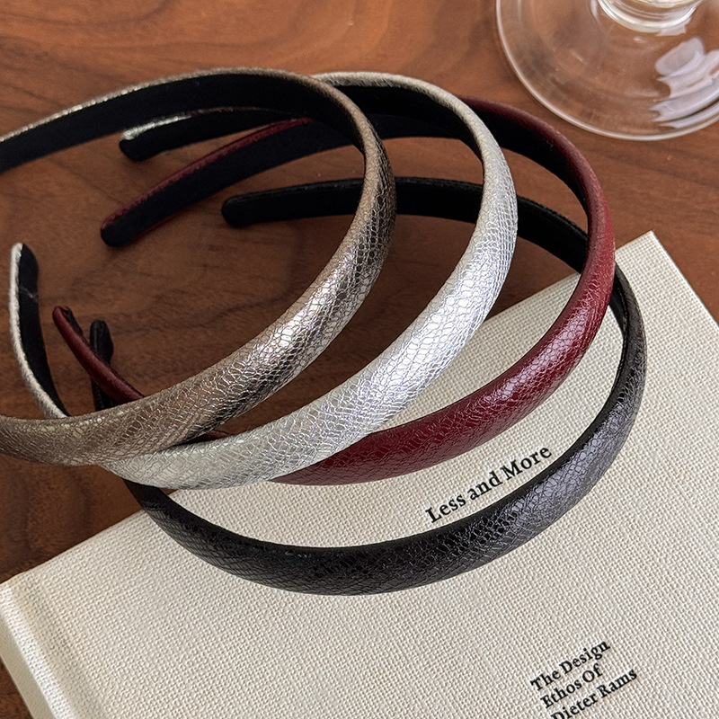 Tiara Fina de Couro Vermelho V - Leatherwork Rings avaliação e preço